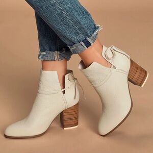 Kelsi Dagger Welsey Eggshell Cream Leather Ankle Almond Toe Booties Size 7